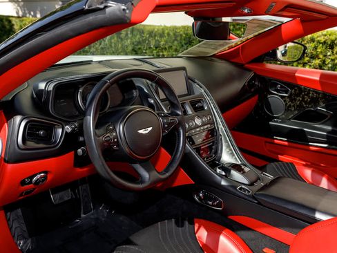 Used 2019 Aston Martin DB11 Volante image 44