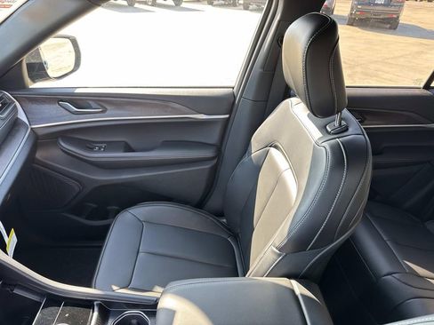 New 2025 Jeep Grand Cherokee Limited w/ Black Appearance Package image 31