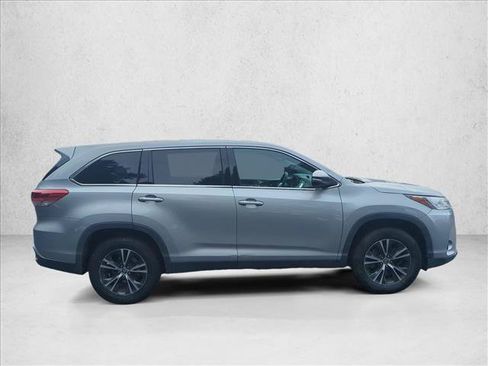 Used 2019 Toyota Highlander LE FWD image 4