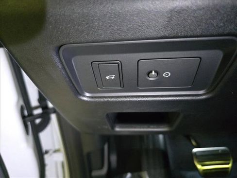 Certified 2024 Land Rover Discovery Dynamic SE image 22