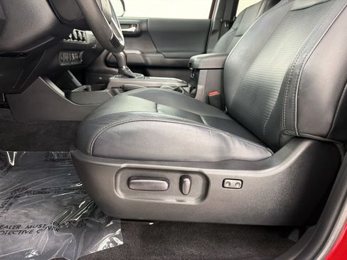 Used 2022 Toyota Tacoma TRD Off-Road w/ TRD Premium Off Road Package AWD/4WD image 16