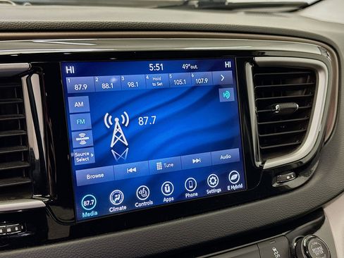 Used 2018 Chrysler Pacifica Touring-L image 21