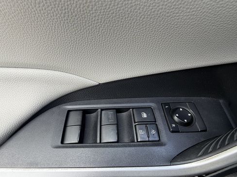 Used 2019 Toyota RAV4 XLE w/ Convenience Package FWD image 14