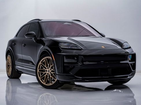 Certified 2025 Porsche Macan Turbo Electric image 8