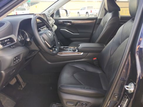 Certified 2022 Toyota Highlander Platinum image 16