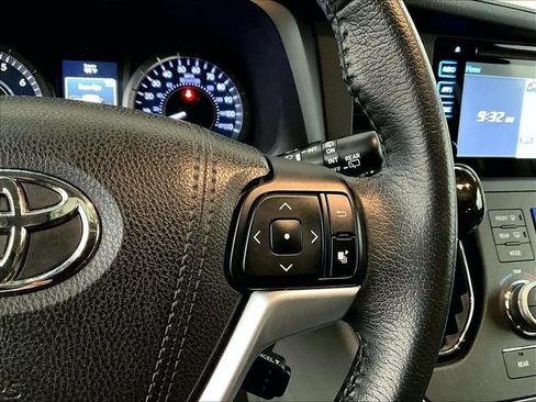 Used 2017 Toyota Sienna XLE Premium AWD/4WD image 18