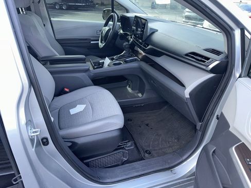 Used 2024 Toyota Sienna LE AWD/4WD image 8