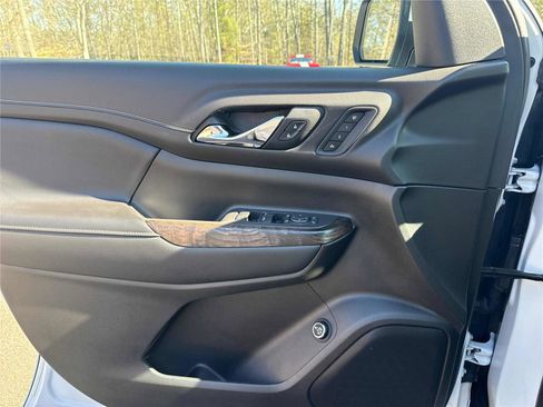 Used 2021 GMC Acadia Denali w/ Denali Technology Package image 9