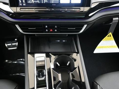 Used 2025 Volkswagen Atlas Cross Sport SEL Premium R-Line image 28