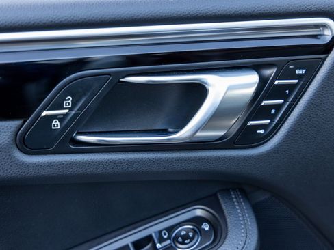 Certified 2023 Porsche Macan image 22