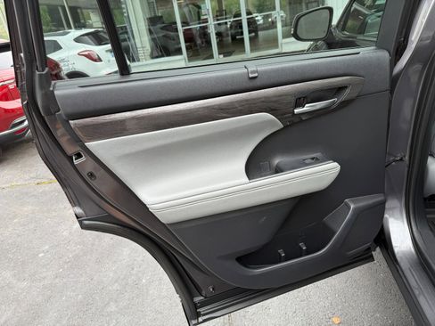 Used 2021 Toyota Highlander Platinum image 17