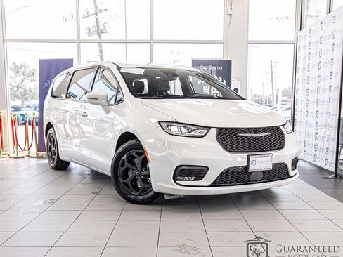 Used 2022 Chrysler Pacifica Touring-L w/ S Appearance Package FWD image 3