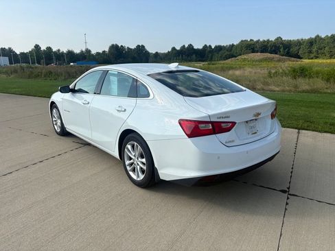 Used 2017 Chevrolet Malibu LT w/ Driver Confidence Package FWD image 4