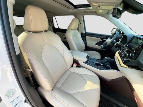 Used 2022 Toyota Highlander XLE AWD/4WD image 27