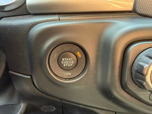 Used 2018 Jeep Wrangler Unlimited Sahara AWD/4WD image 14