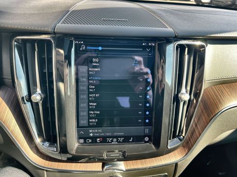 Used 2022 Volvo XC60 B5 Inscription w/ Climate Package image 18