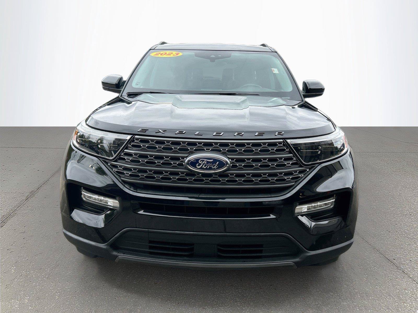 Used 2023 Ford Explorer XLT w/ Equipment Group 202A AWD/4WD image 9