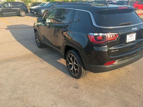 Used 2025 Jeep Compass Limited image 12