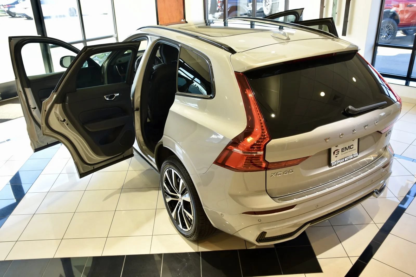 Used 2024 Volvo XC60 B5 Plus w/ Protection Package Premier AWD/4WD image 8