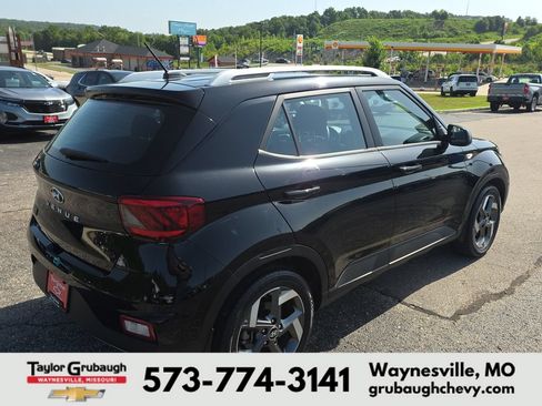 Used 2023 Hyundai Venue SEL FWD image 8