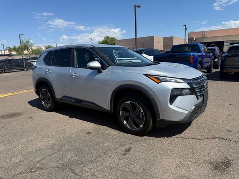 Certified 2025 Nissan Rogue SV FWD image 3