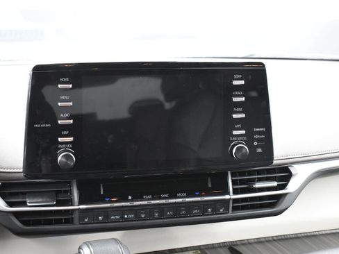 Used 2021 Toyota Sienna Platinum image 18