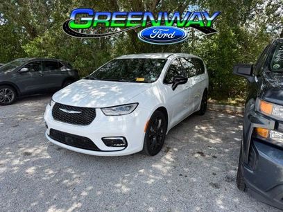 Used 2025 Chrysler Pacifica Select