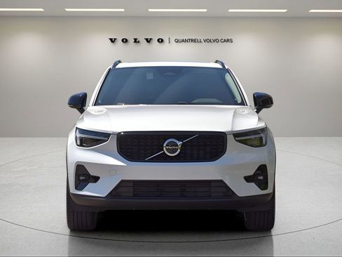 Certified 2025 Volvo XC40 B5 Plus w/ Protection Package Premier image 7