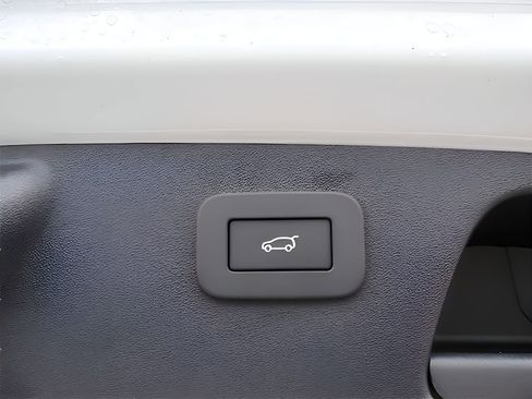 Used 2024 Jaguar E-PACE R-Dynamic SE image 19