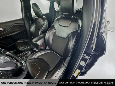 Used 2019 Jeep Cherokee Latitude Plus FWD image 19