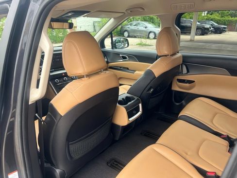 Certified 2024 Kia Carnival LX FWD image 9
