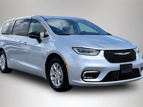 Certified 2024 Chrysler Pacifica Touring-L FWD image 1