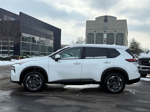 Used 2024 Nissan Rogue SV image 9