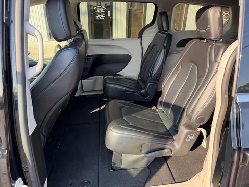 Used 2024 Chrysler Pacifica Touring-L FWD image 17