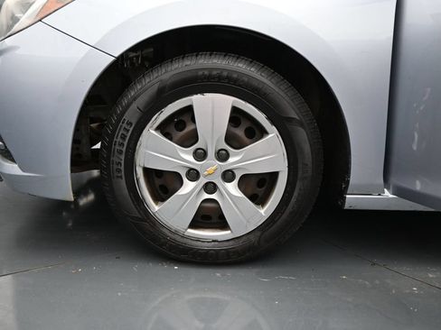 Used 2017 Chevrolet Cruze LS FWD image 25