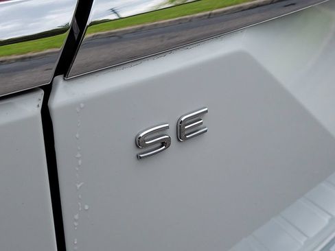 Used 2024 Volkswagen Atlas SE w/ Black Wheel Package FWD image 5