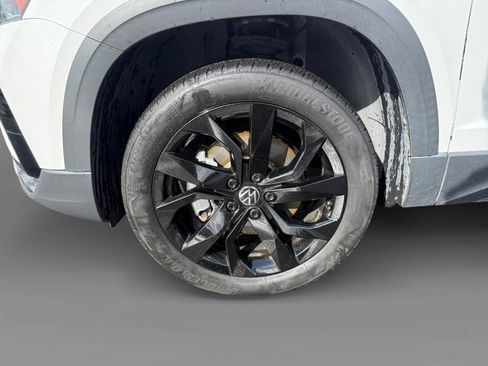 Certified 2022 Volkswagen Taos SE w/ Panoramic Sunroof Package image 9