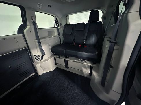 Used 2016 Chrysler Town & Country Touring w/ Driver Convenience Group FWD image 21