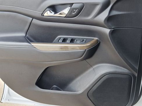 Used 2023 GMC Acadia SLE image 24