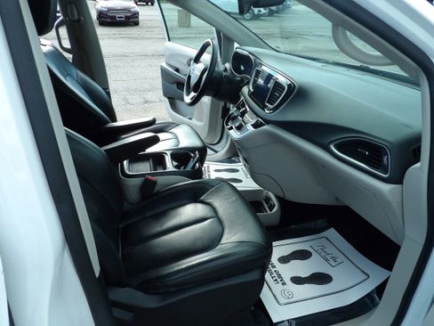 Used 2017 Chrysler Pacifica Touring-L FWD image 11