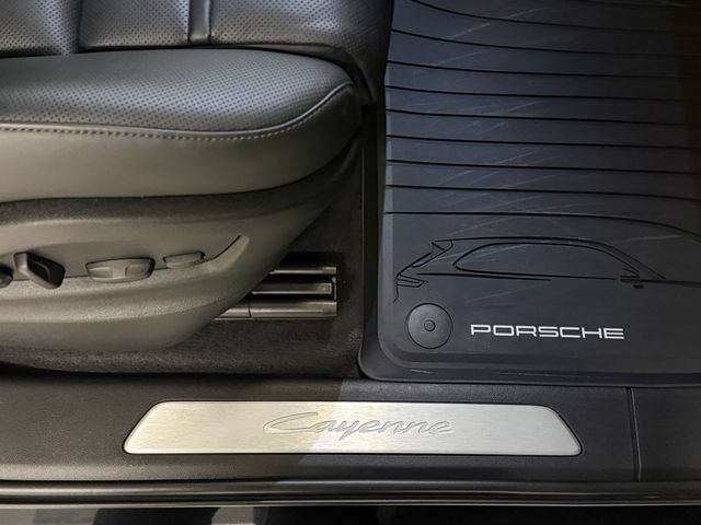 Certified 2025 Porsche Cayenne E-Hybrid w/ Premium Package Plus AWD/4WD image 39