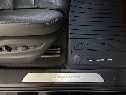 Certified 2025 Porsche Cayenne E-Hybrid w/ Premium Package Plus AWD/4WD image 39