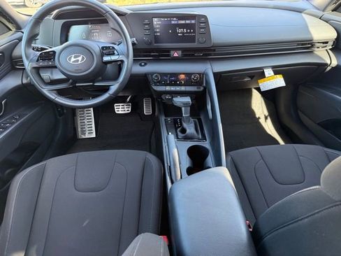 Used 2025 Hyundai Elantra Sport image 4