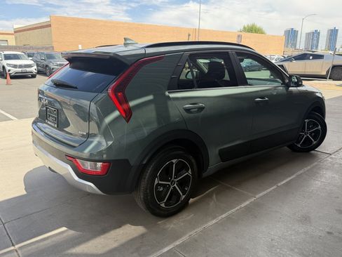 Used 2023 Kia Niro EX w/ EX Cold Weather Package FWD image 4