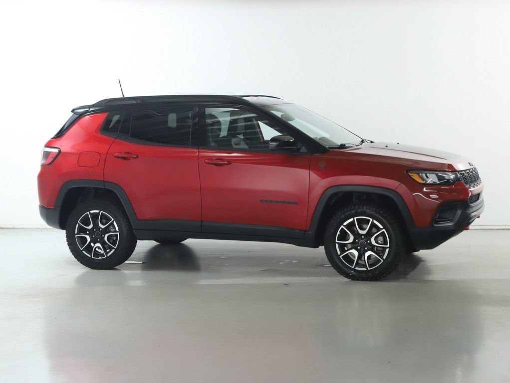 Used 2025 Jeep Compass Trailhawk AWD/4WD image 11