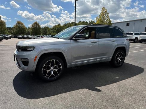 New 2025 Jeep Grand Cherokee Summit image 4