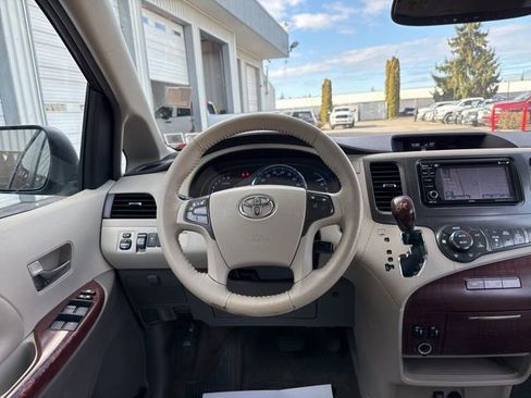 Used 2014 Toyota Sienna XLE AWD/4WD image 21
