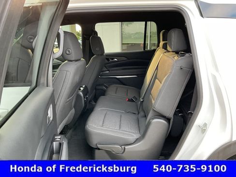 Used 2025 Chevrolet Traverse LT FWD image 28