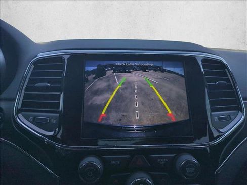 Used 2019 Jeep Grand Cherokee Limited image 12