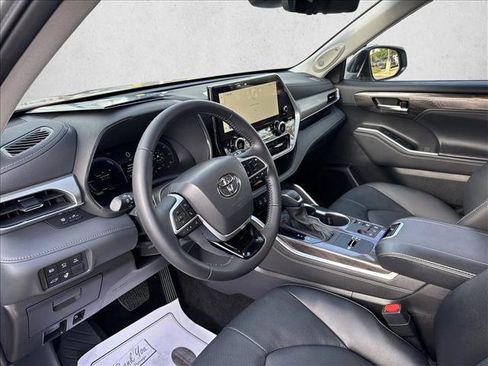 Used 2025 Toyota Highlander Platinum AWD/4WD image 14